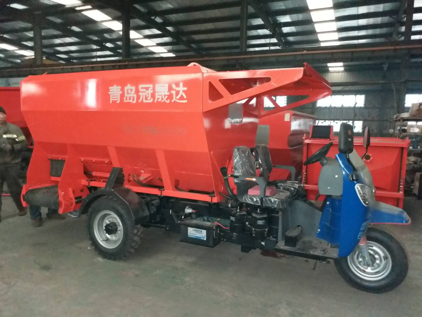 內(nèi)蒙古某公司購(gòu)買雙側(cè)撒料車 內(nèi)蒙古某公司購(gòu)買雙側(cè)撒料車